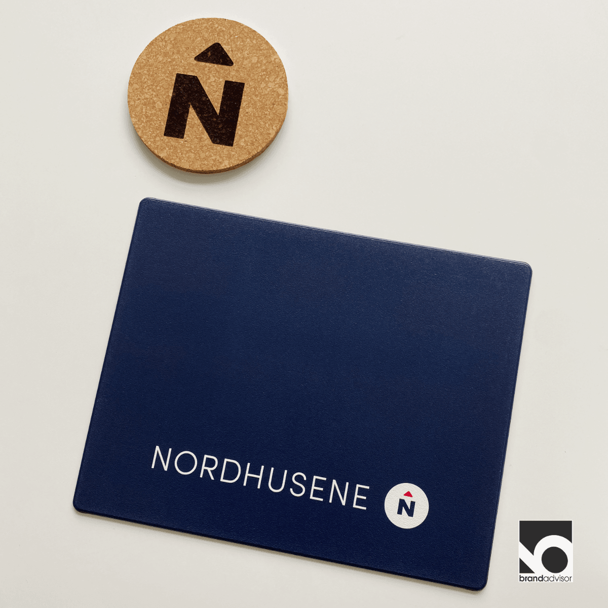 Bordskåner og musemåtter med logo