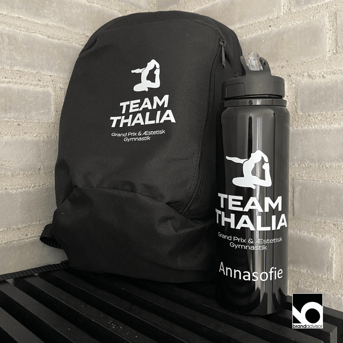 Rygtaske og drikkeflaske med logo